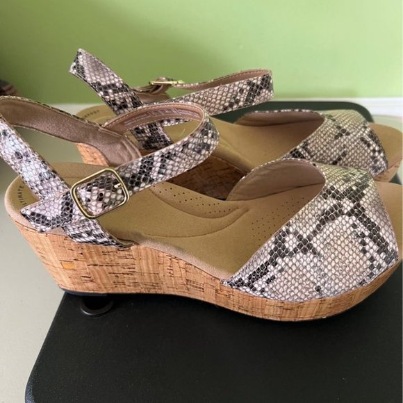 Clarks Shoes - EUC , LIKE NEW WOMAN'S SIZE 11 CUTE SNAKE PRINT CLARKS  HIGH HEEL SHOES